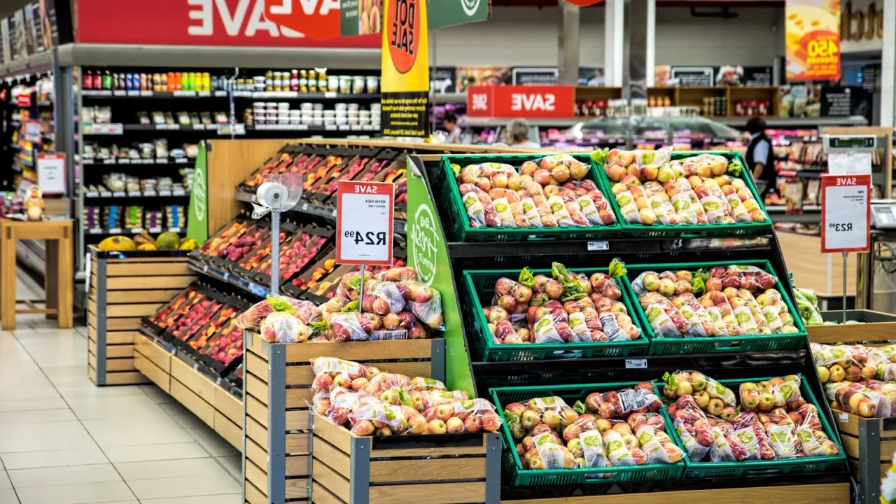 Market rafında bal ve reçel ürünleri